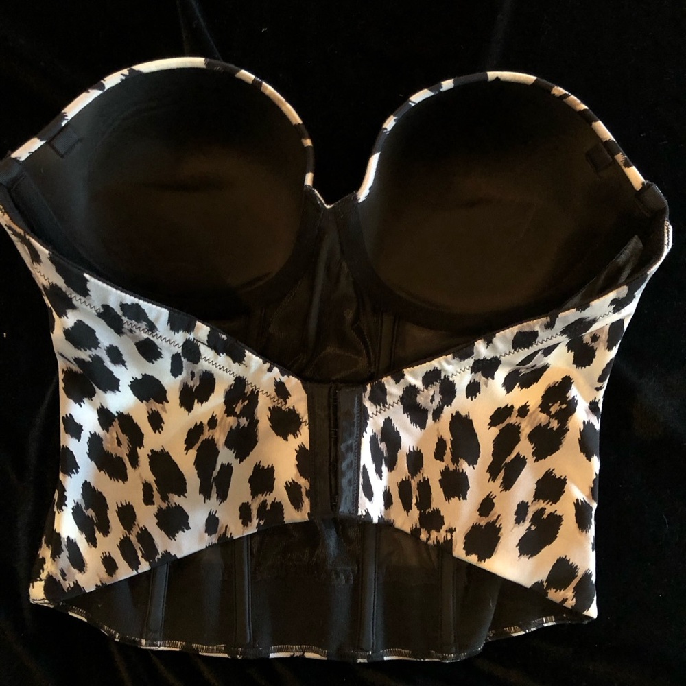 Leopard print satin smooth low back bustier.
Excellent condition, no stains. - Picture 9 of 12